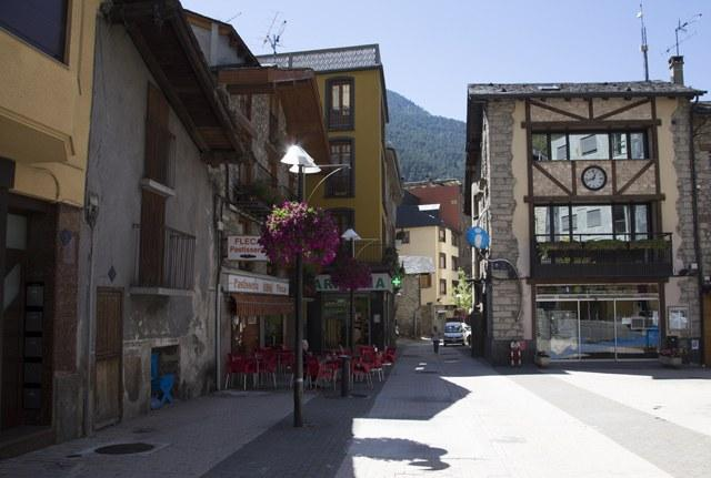 Local streets and markets in Encamp