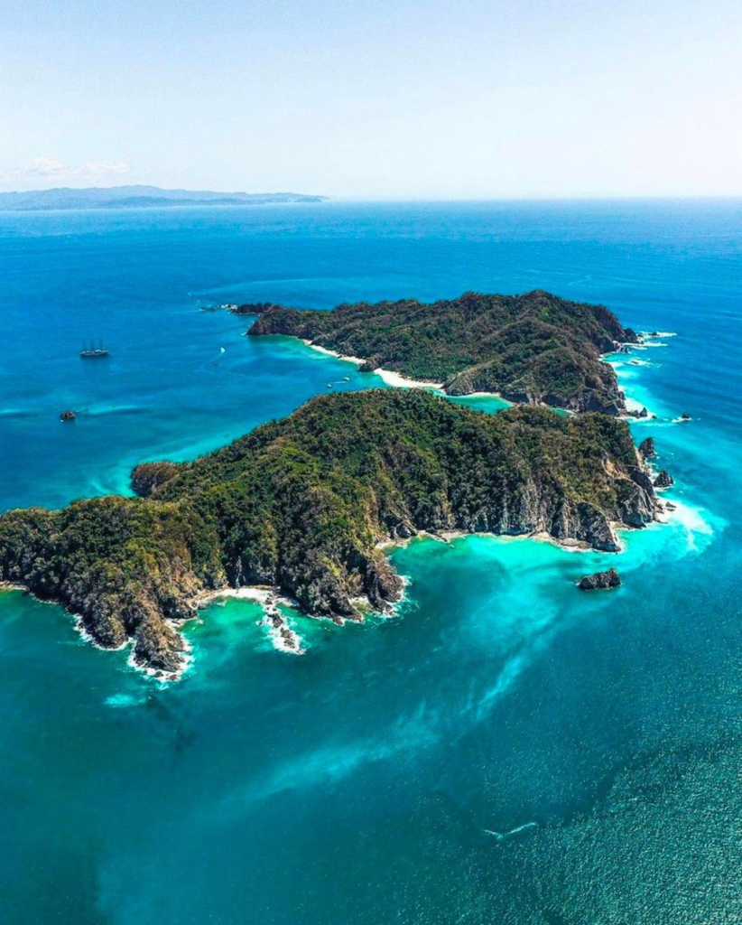Crystal-clear waters and white sandy beach on Isla Tortuga near Puntarenas.