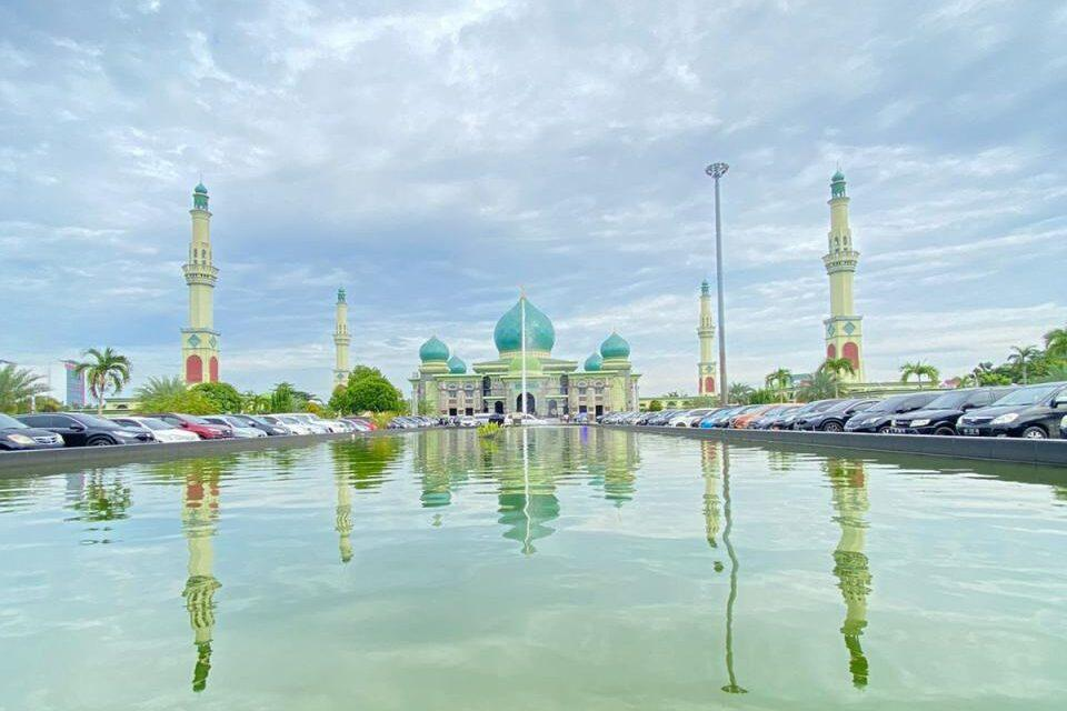 An-Nur Great Mosque in Pekanbaru, Indonesia.
