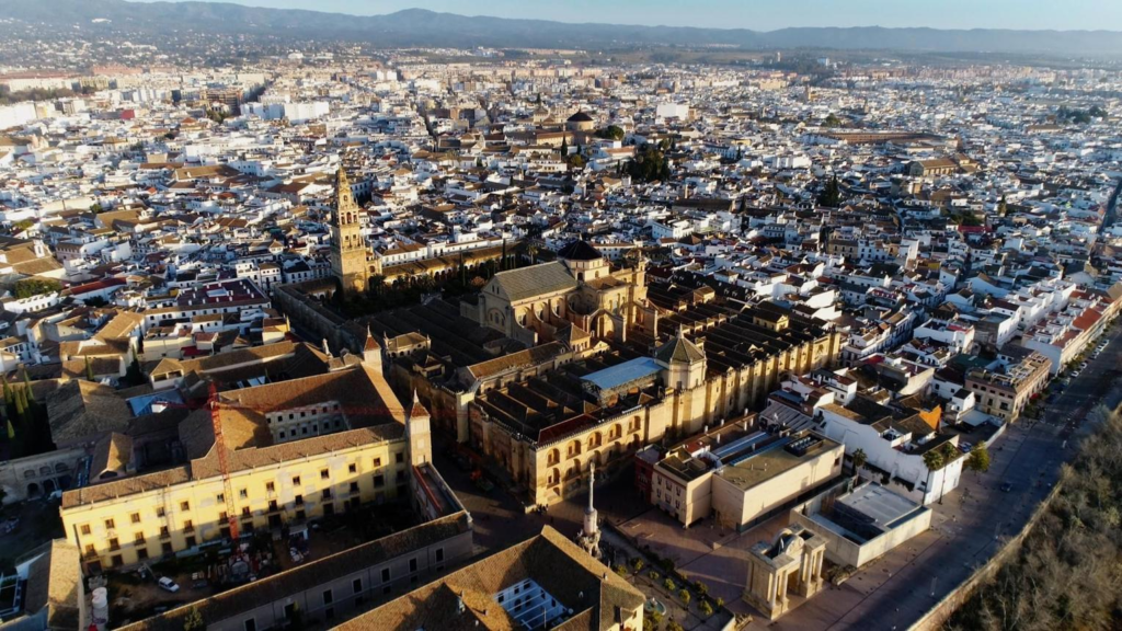 A panoramic aerial view of Córdoba showing the cityscape, historic center, and the Mezquita-Catedral in Spain.