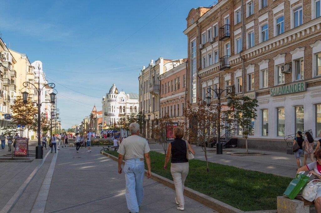 Visitors walking through streets in Samara with local shops, cafés, and pedestrian activity.