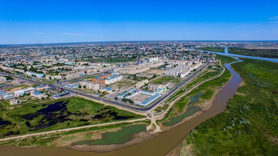 An aerial view of Kyzylorda showing the city skyline along the Syr Darya River.