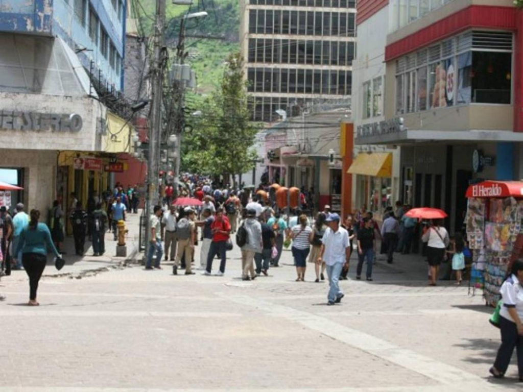 People walking through streets and markets in Tegucigalpa with shops and local vendors